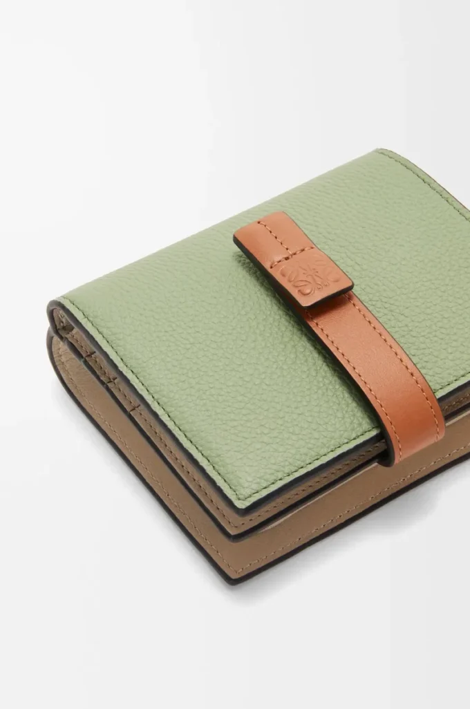 Portafoglio compatto con zip in morbida pelle di vitello martellata Rosemary/Tan