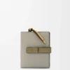 Portafoglio compatto con zip in morbida pelle di vitello martellata Shell Grey/Eucalyptus