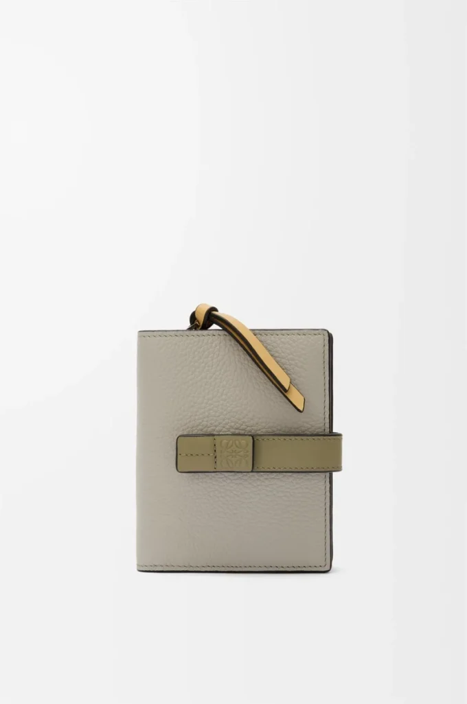 Portafoglio compatto con zip in morbida pelle di vitello martellata Shell Grey/Eucalyptus