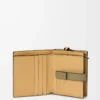 Portafoglio compatto con zip in morbida pelle di vitello martellata Shell Grey/Eucalyptus