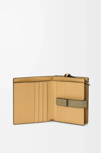 Portafoglio compatto con zip in morbida pelle di vitello martellata Shell Grey/Eucalyptus