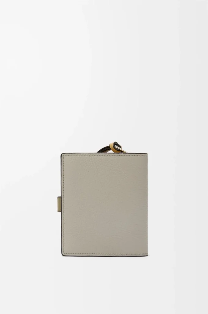 Portafoglio compatto con zip in morbida pelle di vitello martellata Shell Grey/Eucalyptus