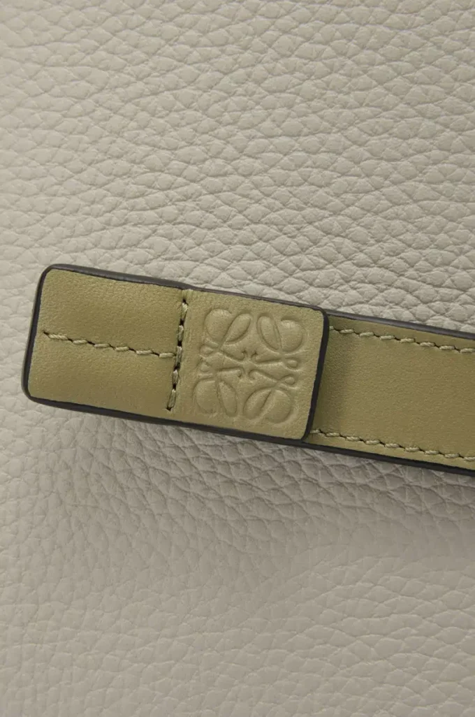 Portafoglio compatto con zip in morbida pelle di vitello martellata Shell Grey/Eucalyptus