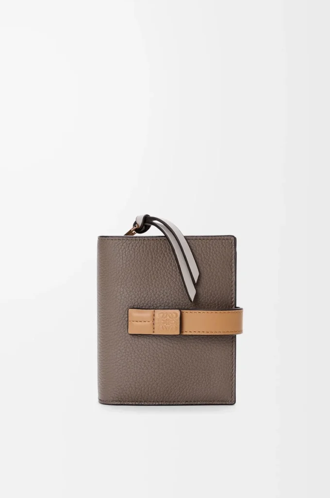 Portafoglio compatto con zip in morbida pelle di vitello martellata Taupe/Gold
