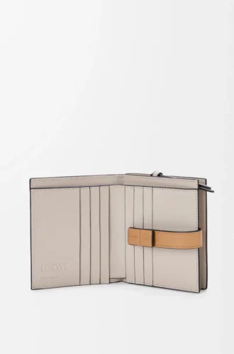 Portafoglio compatto con zip in morbida pelle di vitello martellata Taupe/Gold