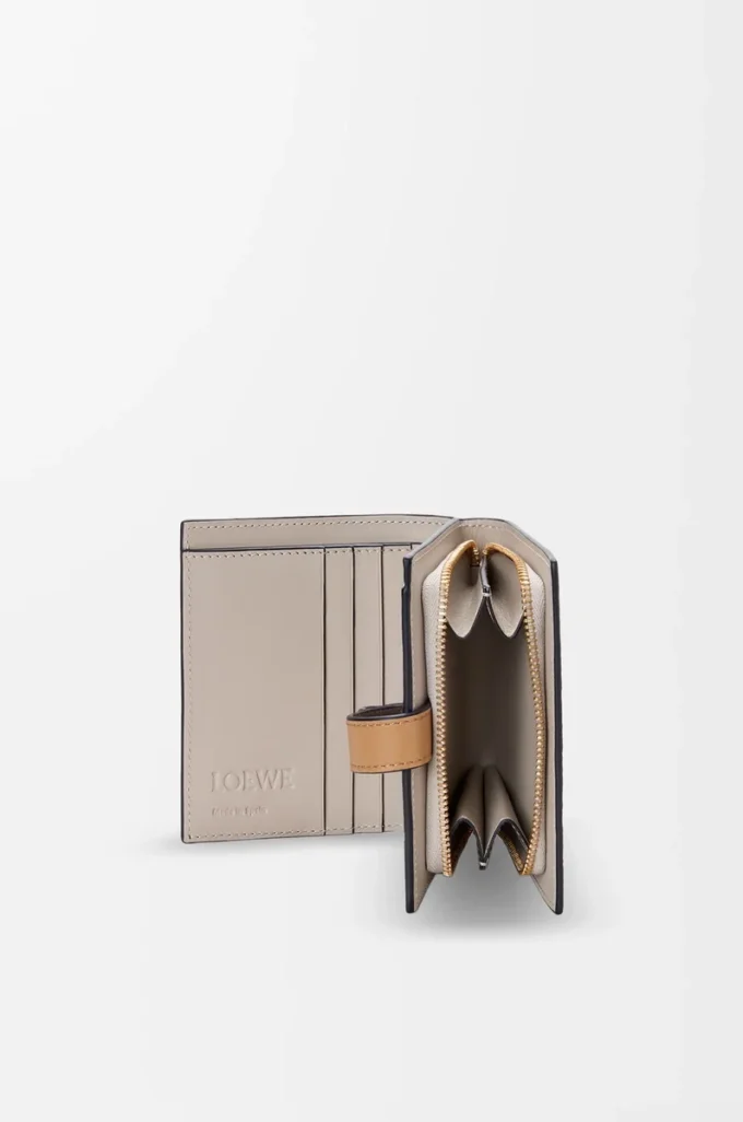 Portafoglio compatto con zip in morbida pelle di vitello martellata Taupe/Gold