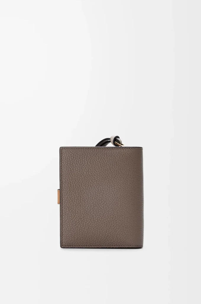 Portafoglio compatto con zip in morbida pelle di vitello martellata Taupe/Gold