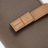 Portafoglio compatto con zip in morbida pelle di vitello martellata Taupe/Gold