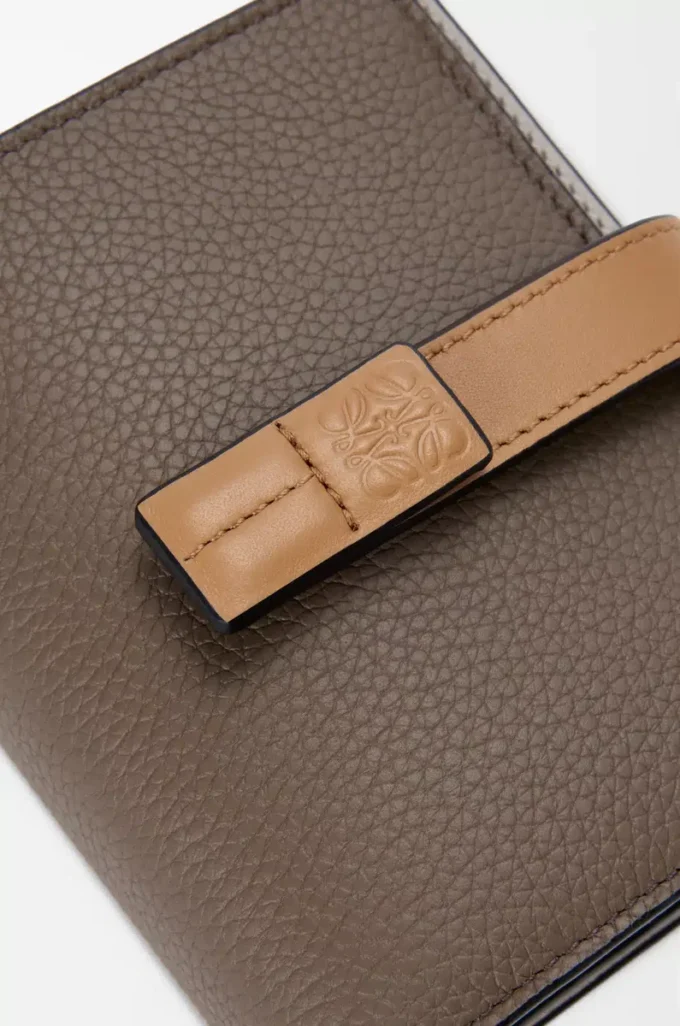Portafoglio compatto con zip in morbida pelle di vitello martellata Taupe/Gold