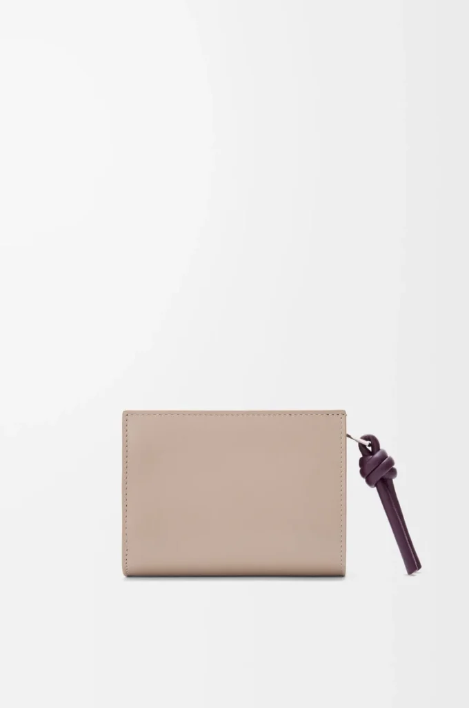 Portafoglio compatto Knot in pelle di vitello nappa lucida Clay/Plum