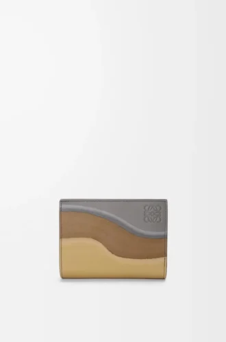 Portafoglio compatto Landscape in pelle di vitello nappa Sparkling Grey/Butter
