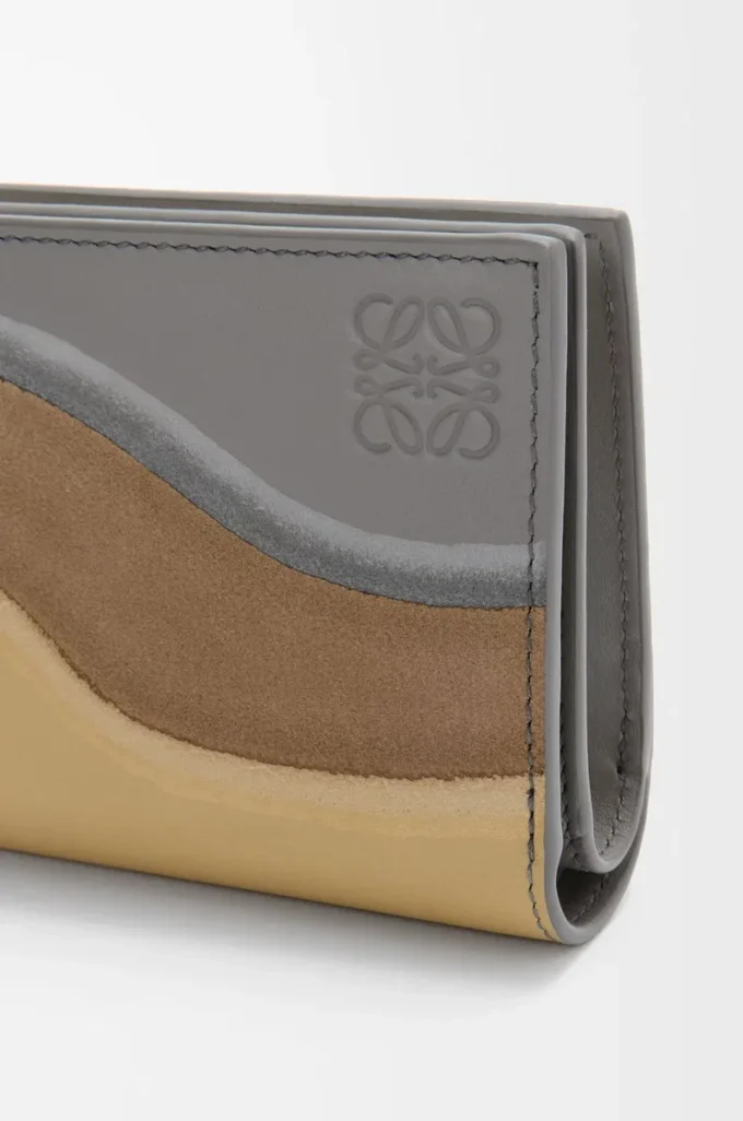 Portafoglio compatto Landscape in pelle di vitello nappa Sparkling Grey/Butter
