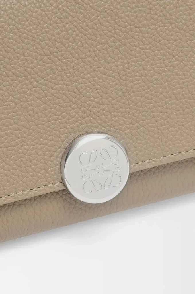Portafoglio continentale Pebble in pelle di vitello mini grain color argilla Portafoglio continentale Pebble in pelle di vitello mini grain color argilla