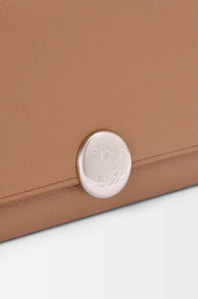 Portafoglio continentale Pebble in pelle di vitello mini grain color moka Portafoglio continentale Pebble in pelle di vitello mini grain color moka