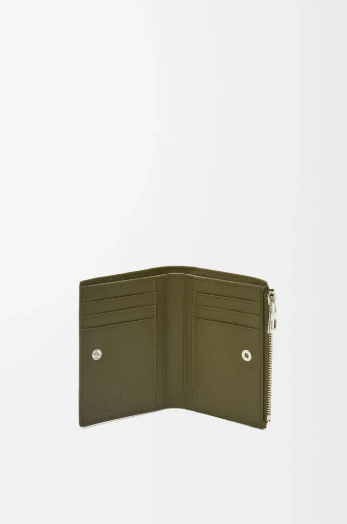 Portafoglio sottile e compatto in classica pelle di vitello martellata Dark Khaki Portafoglio sottile e compatto in classica pelle di vitello martellata Dark Khaki