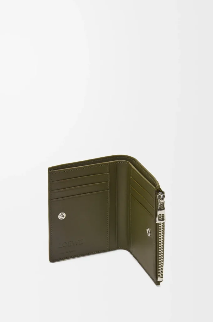 Portafoglio sottile e compatto in classica pelle di vitello martellata Dark Khaki Portafoglio sottile e compatto in classica pelle di vitello martellata Dark Khaki