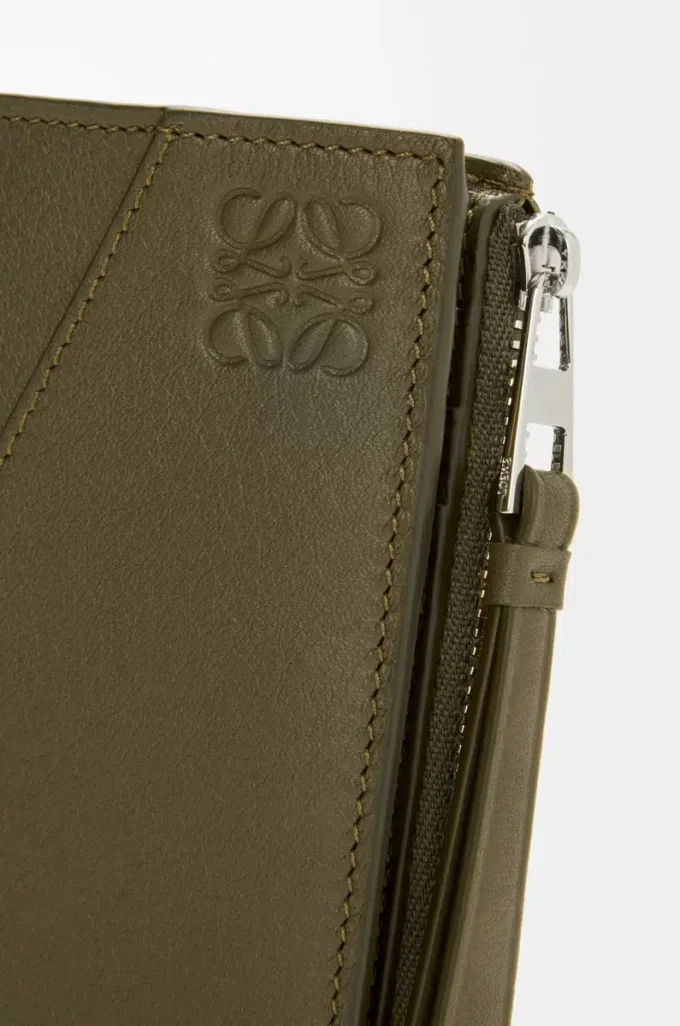 Portafoglio sottile e compatto Puzzle in classica pelle di vitello Dark Khaki Portafoglio sottile e compatto Puzzle in classica pelle di vitello Dark Khaki