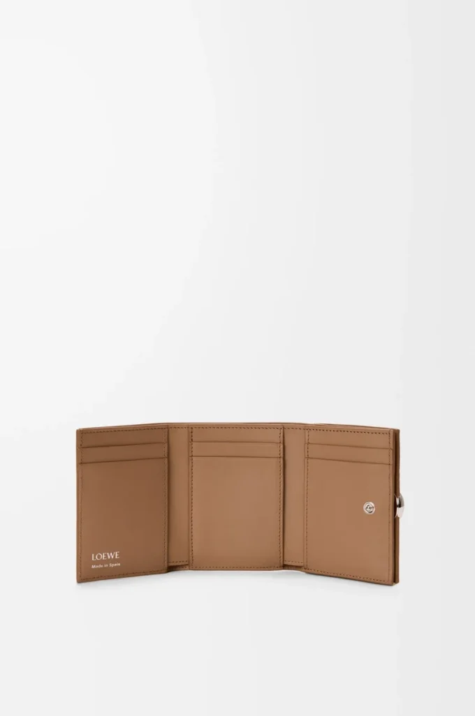 Portafoglio trifold in pelle di vitello martellata color moka