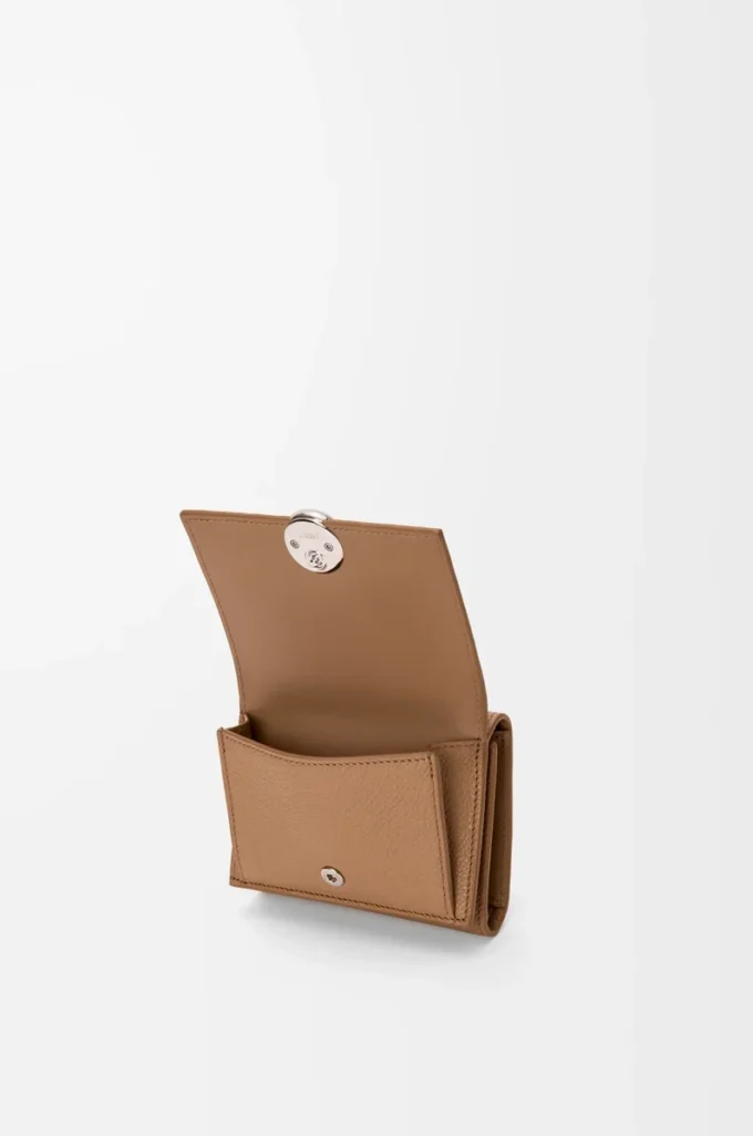 Portafoglio trifold in pelle di vitello martellata color moka