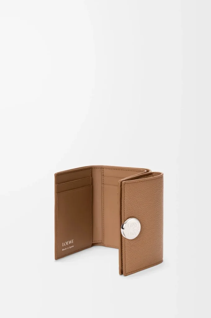 Portafoglio trifold in pelle di vitello martellata color moka