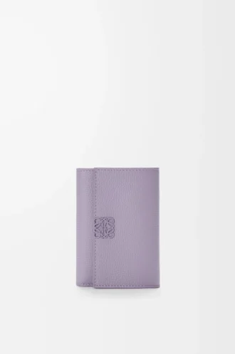 Portafoglio verticale piccolo Anagram in pelle di vitello martellata Dirty Mauve Portafoglio verticale piccolo Anagram in pelle di vitello martellata Dirty Mauve