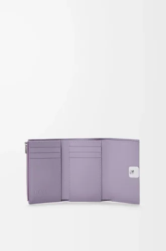 Portafoglio verticale piccolo Anagram in pelle di vitello martellata Dirty Mauve Portafoglio verticale piccolo Anagram in pelle di vitello martellata Dirty Mauve