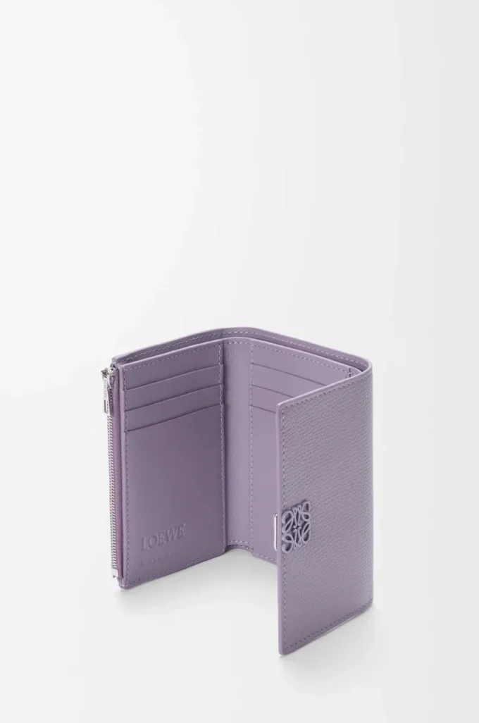 Portafoglio verticale piccolo Anagram in pelle di vitello martellata Dirty Mauve