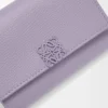 Portafoglio verticale piccolo Anagram in pelle di vitello martellata Dirty Mauve
