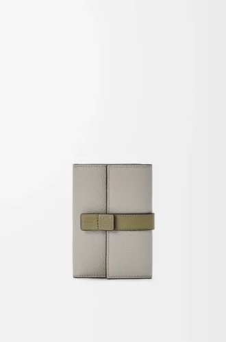Portafoglio verticale piccolo in morbida pelle di vitello martellata Shell Grey/Eucalyptus