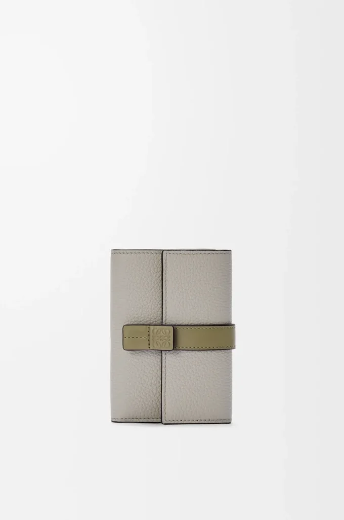 Portafoglio verticale piccolo in morbida pelle di vitello martellata Shell Grey/Eucalyptus