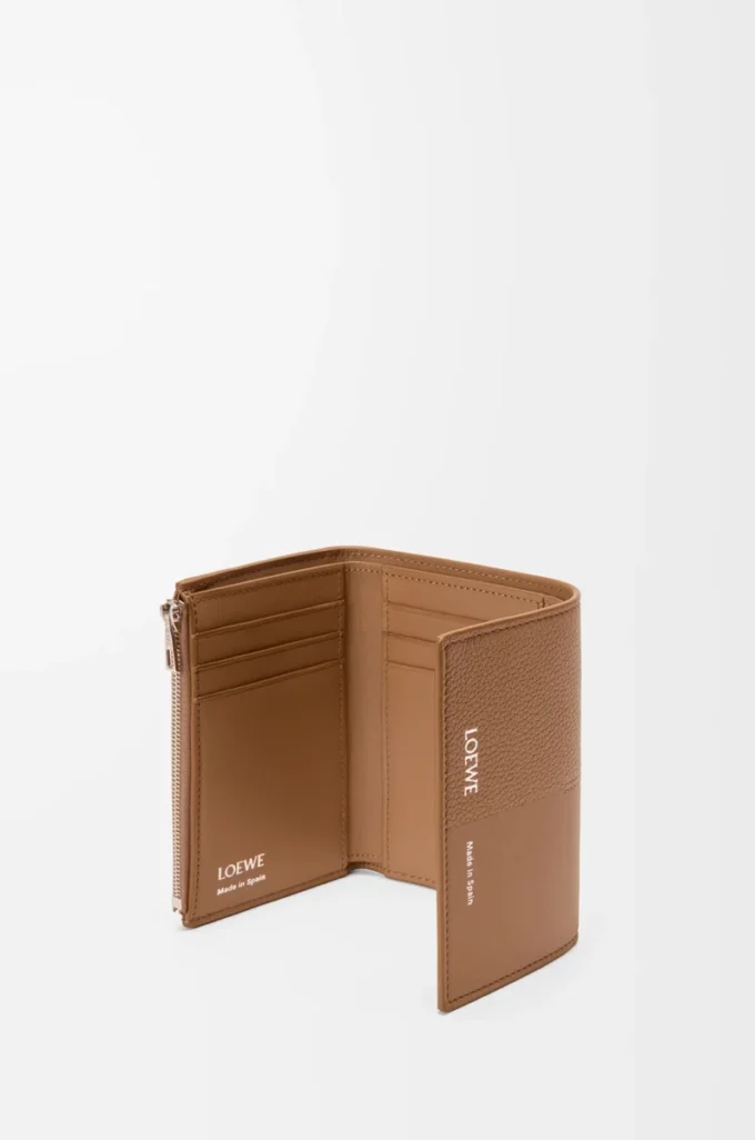 Portafoglio verticale piccolo in pelle di vitello liscia e martellata Mocha Portafoglio verticale piccolo in pelle di vitello liscia e martellata Mocha