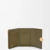 Portafoglio verticale piccolo Pebble in pelle di vitello martellata Dark Khaki Portafoglio verticale piccolo Pebble in pelle di vitello martellata Dark Khaki