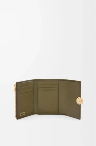 Portafoglio verticale piccolo Pebble in pelle di vitello martellata Dark Khaki