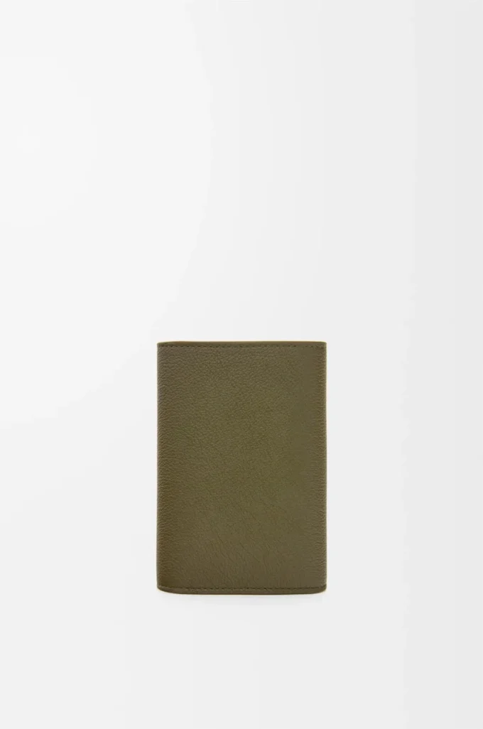 Portafoglio verticale piccolo Pebble in pelle di vitello martellata Dark Khaki Portafoglio verticale piccolo Pebble in pelle di vitello martellata Dark Khaki