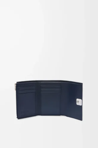 Portafoglio verticale piccolo Puffer Anagram in pelle di vitello nappa lucida blu navy intenso