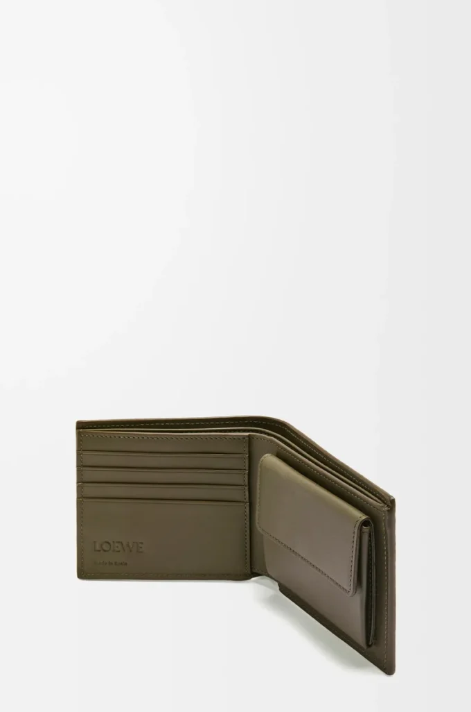 Portamonete bifold in classica pelle di vitello martellata Dark Khaki Portamonete bifold in classica pelle di vitello martellata Dark Khaki