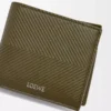 Portamonete bifold in classica pelle di vitello martellata Dark Khaki Portamonete bifold in classica pelle di vitello martellata Dark Khaki