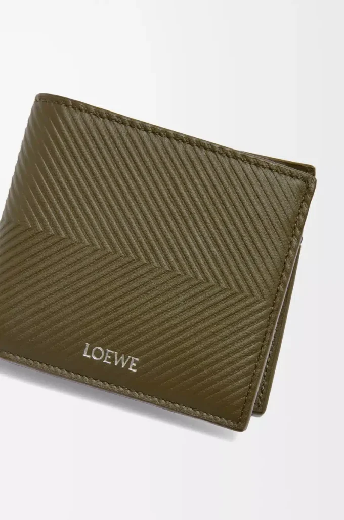 Portamonete bifold in classica pelle di vitello martellata Dark Khaki Portamonete bifold in classica pelle di vitello martellata Dark Khaki