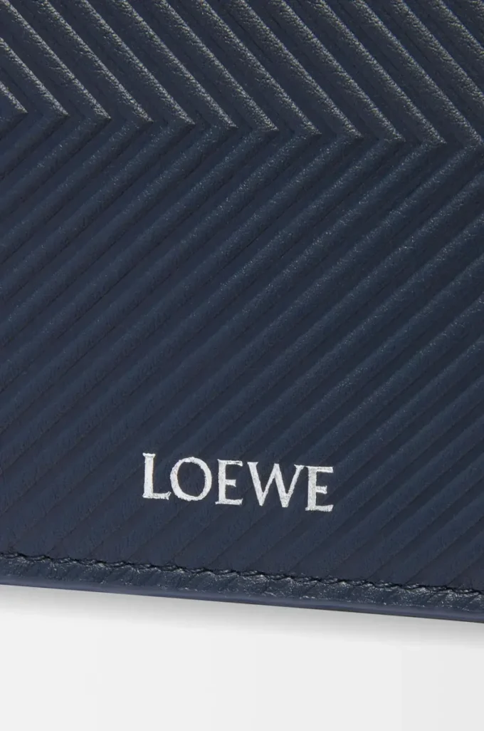 Portamonete bifold in classica pelle di vitello testurizzata Deep Navy Portamonete bifold in classica pelle di vitello testurizzata Deep Navy
