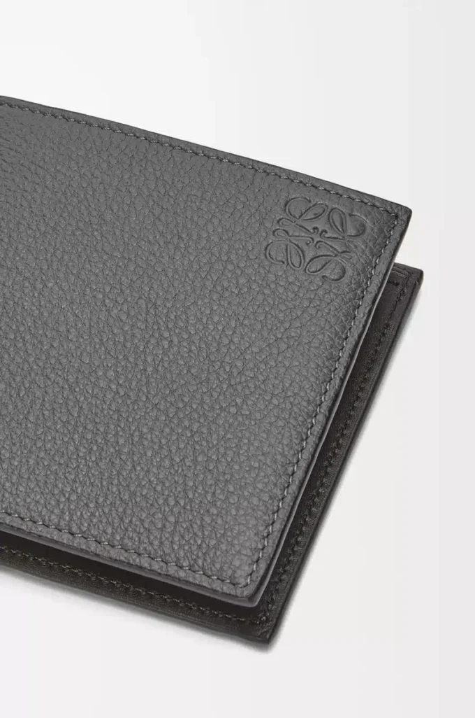 Portamonete bifold in morbida pelle di vitello martellata antracite Portamonete bifold in morbida pelle di vitello martellata antracite
