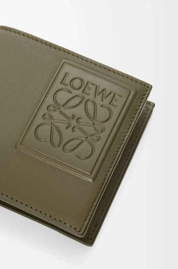 Portamonete bifold in pelle di vitello satinata verde kaki Portamonete bifold in pelle di vitello satinata verde kaki