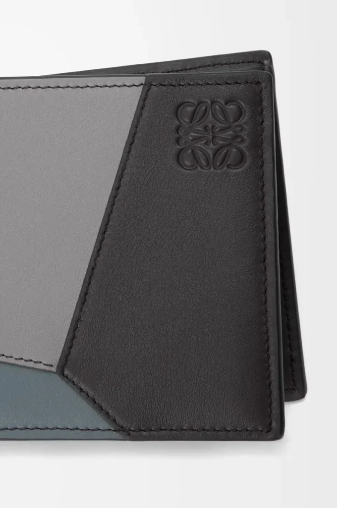 Portamonete bifold Puzzle in classica pelle di vitello Asphalt Grey/Storm Blue Portamonete bifold Puzzle in classica pelle di vitello Asphalt Grey/Storm Blue