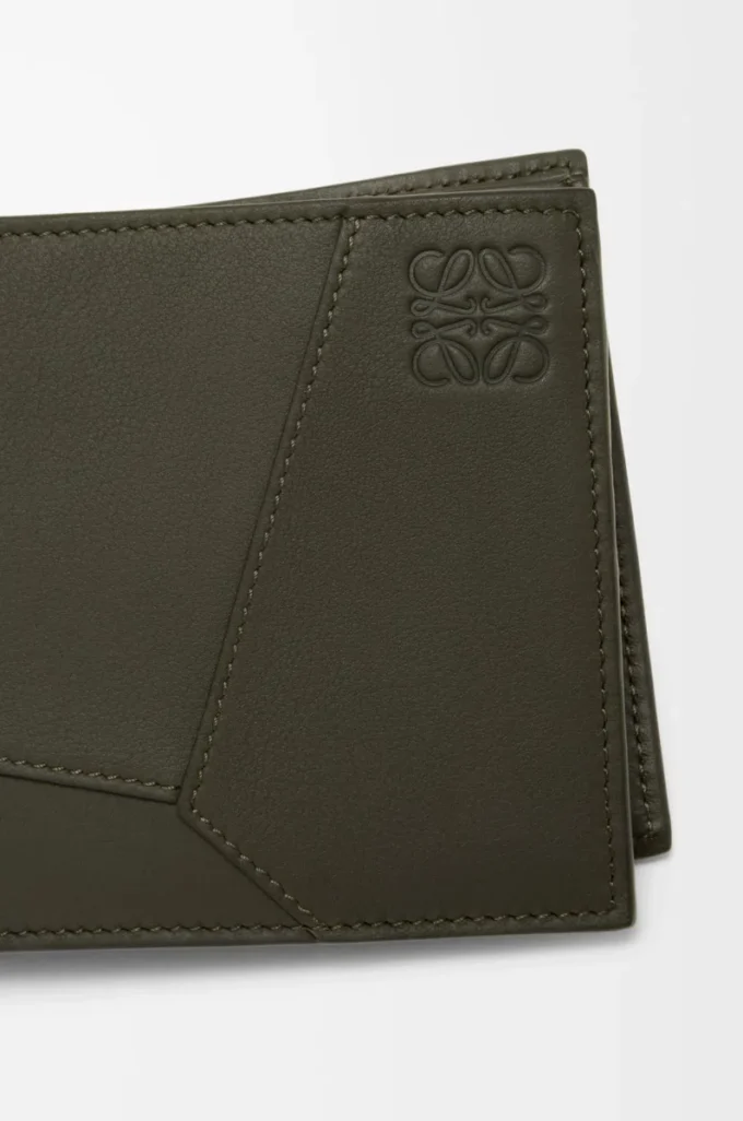 Portamonete bifold Puzzle in classica pelle di vitello Dark Khaki Portamonete bifold Puzzle in classica pelle di vitello Dark Khaki
