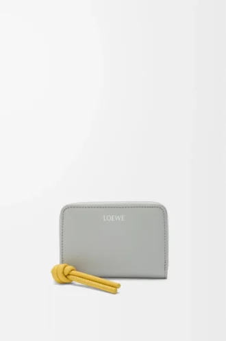 Portamonete con zip in pelle di vitello nappa lucida grigio conchiglia/dente di leone