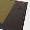 Portamonete pieghevole Puzzle in classica pelle di vitello verde oliva/marrone scuro