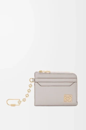 Portamonete quadrato Anagram in pelle di vitello martellata Light Ghost Grey