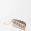 Portamonete quadrato Anagram in pelle di vitello martellata Light Ghost Grey