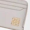 Portamonete quadrato Anagram in pelle di vitello martellata Light Ghost Grey