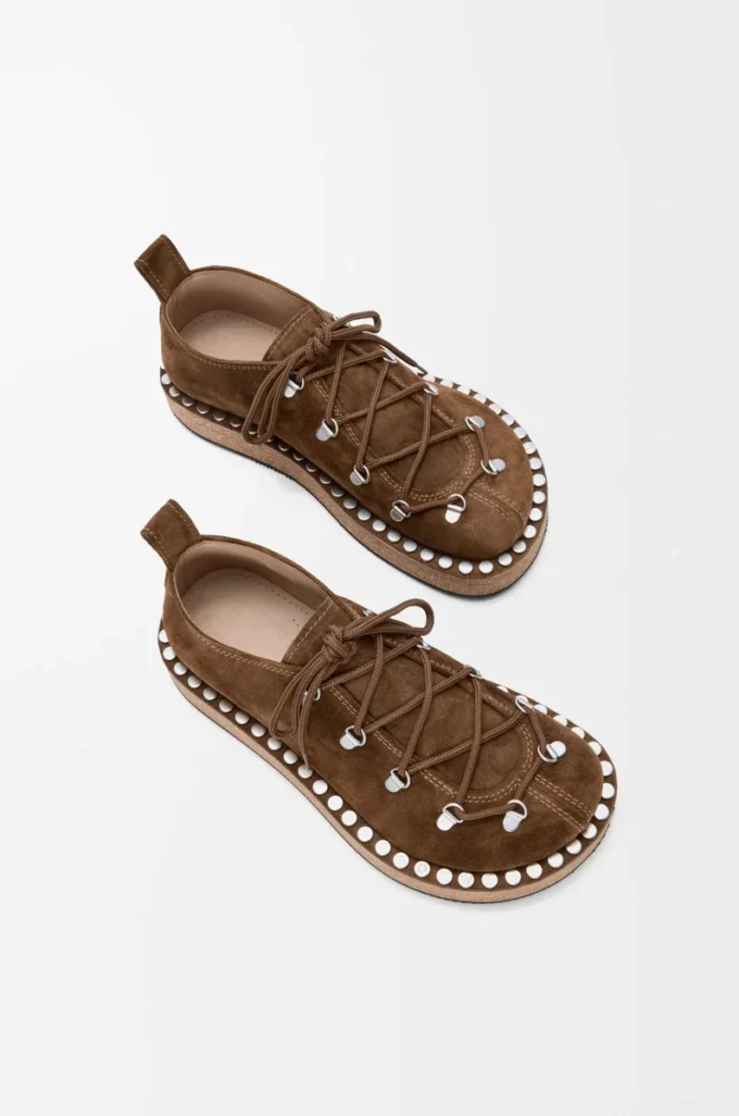 Scarpa stringata con rivetti in pelle di vitello scamosciata Marrone