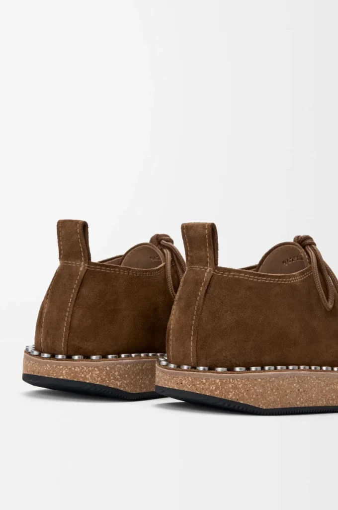 Scarpa stringata con rivetti in pelle di vitello scamosciata Marrone
